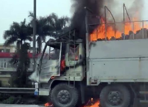 Xe tải chở hàng bốc cháy ngùn ngụt, người dân lao vào giúp tài xế