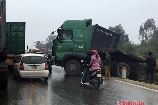 Xe đầu kéo mất lái, dầu chảy lênh láng khắp đường