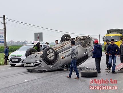 Tông xe HOWO, xe BMW 'ngửa bụng' trên Quốc lộ 1A