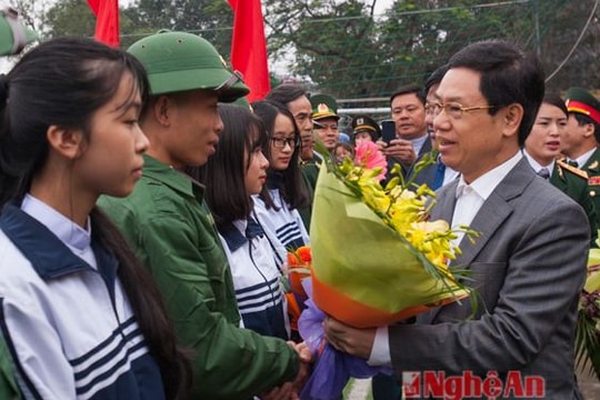 Gần 3.000 thanh niên Nghệ An náo nức lên đường nhập ngũ