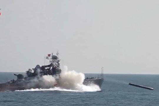 Chiến hạm Việt Nam phóng lôi hủy diệt mục tiêu