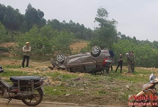 Xế hộp nổ lốp, 'bay' lật bụng như phim hành động