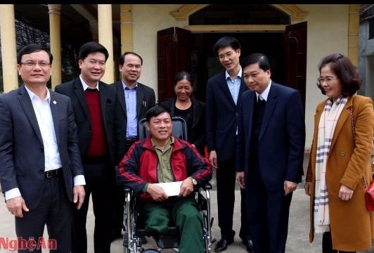 Đồng chí Lê Hồng Vinh trao quà cho thương binh 1/4