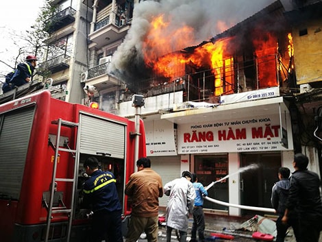 Cháy lớn ở phố cổ, người dân hoảng loạn