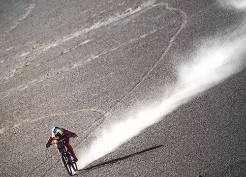 Pha đổ dốc kinh hoàng bằng... xe đạp