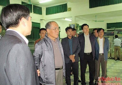 Đồng chí Nguyễn Sinh Hùng khảo sát miền Tây Nghệ An