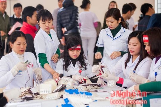 Gần 2.000 người tham gia ngày hội 'Giọt hồng blouse trắng'