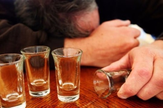 Cách phát hiện và sơ cấp cứu khi ngộ độc rượu chứa methanol