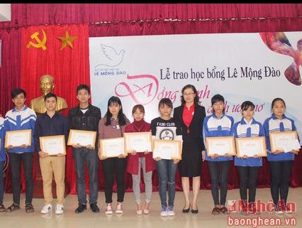 Trao 79 suất học bổng cho học sinh, sinh viên vượt khó học giỏi