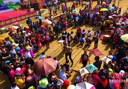 Hàng ngàn người trẩy hội hang Bua