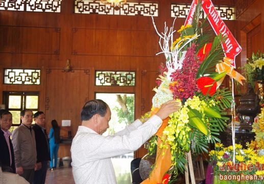 Đoàn đại biểu Cục BĐBP Lào dâng hoa, dâng hương tại khu di tích Kim Liên