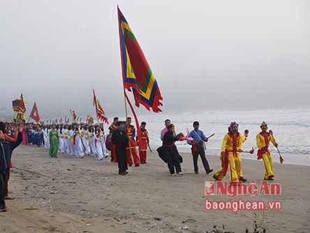 Hàng nghìn ngư dân tham gia lễ hội cầu ngư ở Nghệ An