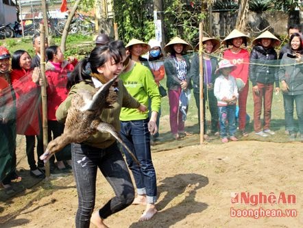 Hào hứng trò chơi bịt mắt bắt vịt