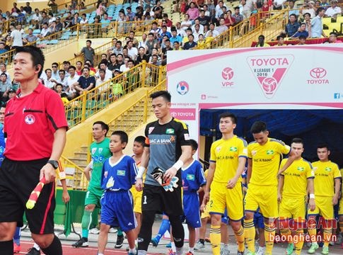 'Ông đưa chân giò, bà thò chai rượu'