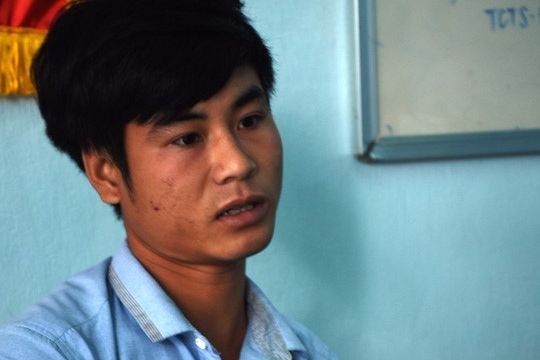 Bị lóa mắt, thanh niên cầm đá ném nhiều ôtô