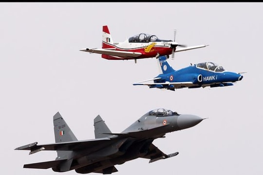 Màn nhào lộn trên không kỳ thú của các chiến đấu cơ