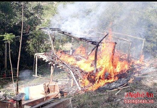 Ngôi nhà của vợ chồng tật nguyền bị cháy rụi giữa ban ngày