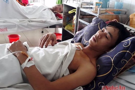 Mâu thuẫn lúc nhậu, người đàn ông bị đâm xuyên ngực