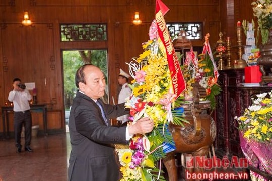 Thủ tướng Chính phủ Nguyễn Xuân Phúc dâng hương tại Khu Di tích Kim Liên