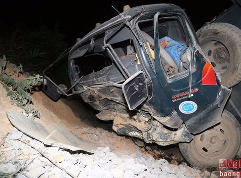 Xe tải mất phanh lao thẳng vào vách núi