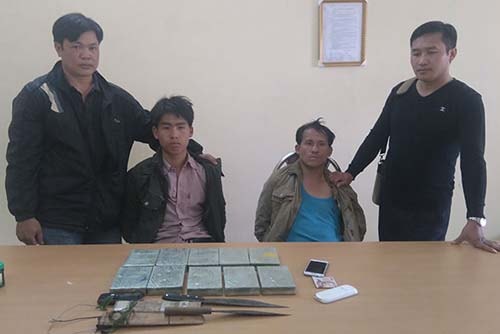 'Múa dao' chống cảnh sát để phi tang 10 bánh heroin