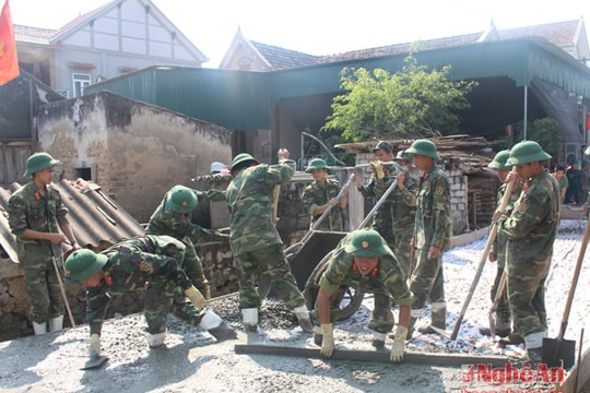 Sư đoàn 324 giúp dân làm đường giao thông nông thôn