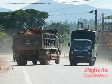 Nghệ An: Xe quá khổ, quá tải ngang nhiên tung hoành