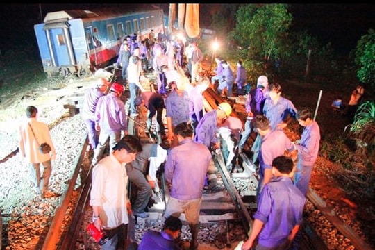 Trắng đêm 'giải cứu' đường sắt Bắc – Nam