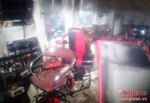 Cháy ki ốt cắt tóc tại chợ chiều Quán Bánh