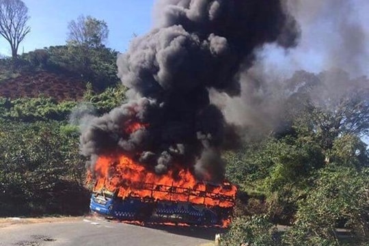 Xe chở 40 người cháy ngùn ngụt trên đèo