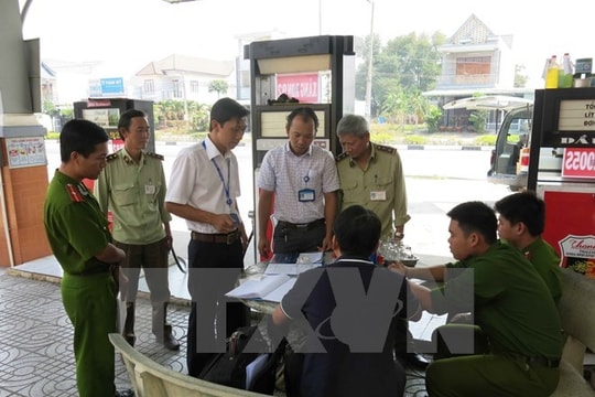 Nhân viên gian lận ở cửa hàng xăng lĩnh án tù
