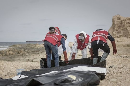 Xác 74 người bí ẩn dạt bờ biển Libya