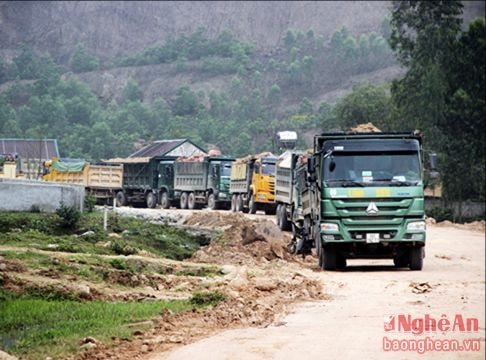 Hàng chục xe quá tải 'cố thủ' trước chốt Thanh tra giao thông