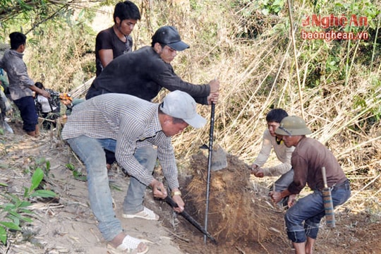 Người dân Hữu Khuông dựng lán, bạt rừng, mở đường về bản