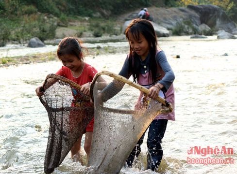 Hàng trăm người xuống suối bắt cá mùa nước cạn ở vùng cao
