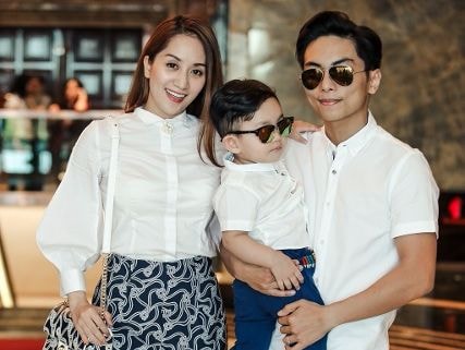 Vợ chồng Khánh Thi - Phan Hiển đưa con trai đi sự kiện