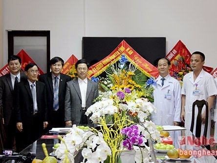 Phó Bí thư Tỉnh ủy Nguyễn Xuân Sơn thăm, tặng quà một số đơn vị y tế