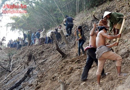 Nô nức ngày hội mở đường của dân bản Khơ mú