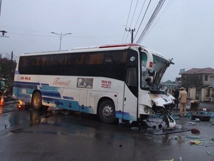 Hai xe khách giường nằm va chạm kinh hoàng ngay trước cổng bến xe