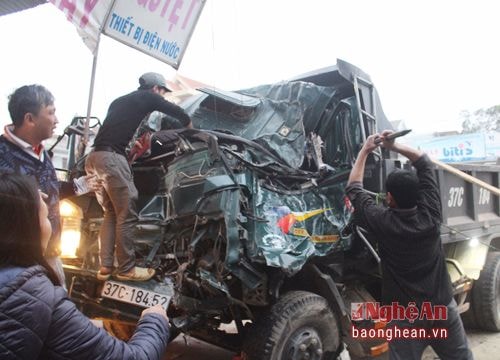 Giải cứu 2 cha con mắc kẹt trong cabin xe tải