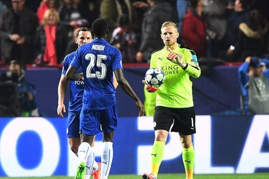 Cầu thủ Leicester phủ nhận việc 'đá bay' HLV Ranieri