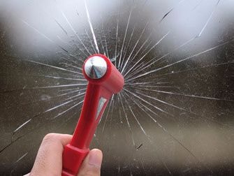 Cách thoát hiểm ít ai biết khi ô tô bị tai nạn