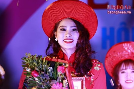 Ngắm vẻ rạng rỡ của người đẹp Lễ hội đền Đức Hoàng