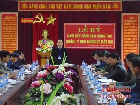 Con Cuông: Ký cam kết đảm bảo công tác quản lý Nhà nước về đất đai