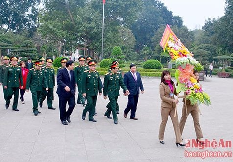 Bộ trưởng Bộ Quốc phòng dâng hoa, dâng hương tại Khu Di tích Kim Liên