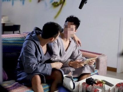 Tung ảnh "nóng" tống tiền bạn tình đồng tính