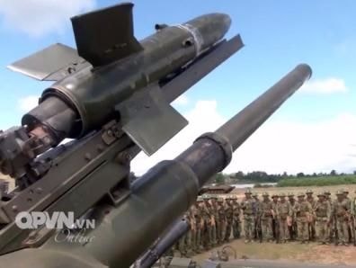 Xem xe chiến đấu Việt Nam phóng tên lửa chống tăng
