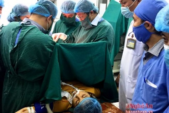 Bác sỹ vượt 50 km cứu sống sản phụ băng huyết nguy cấp