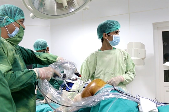 Cận cảnh ca phẫu thuật nội soi tái tạo dây chằng chéo trước tại BVĐK Cửa Đông