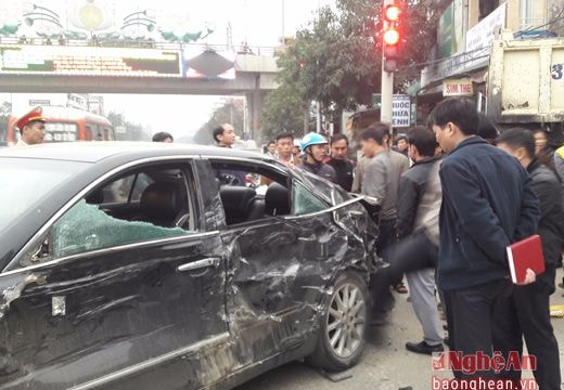 Xe tải đâm xế hộp 4 chỗ rồi lao vào nhà dân